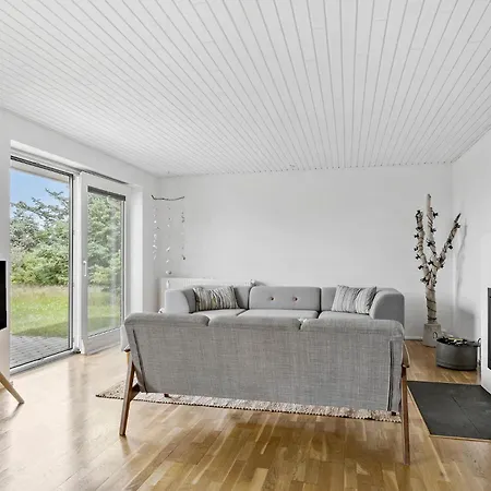 Pet Friendly In With Kitchen Holiday home
