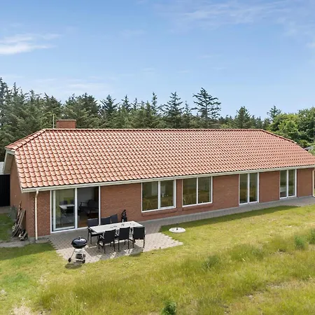 Pet Friendly In With Kitchen
